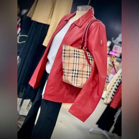 ❌SOLD❌Authentic Burberry tote with red leather - Picture 4 of 17